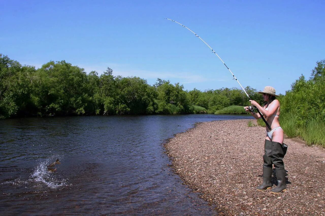 Летняя рыбалка. Рыбалка на речке. Рыбак на реке. Рыбалка летом.