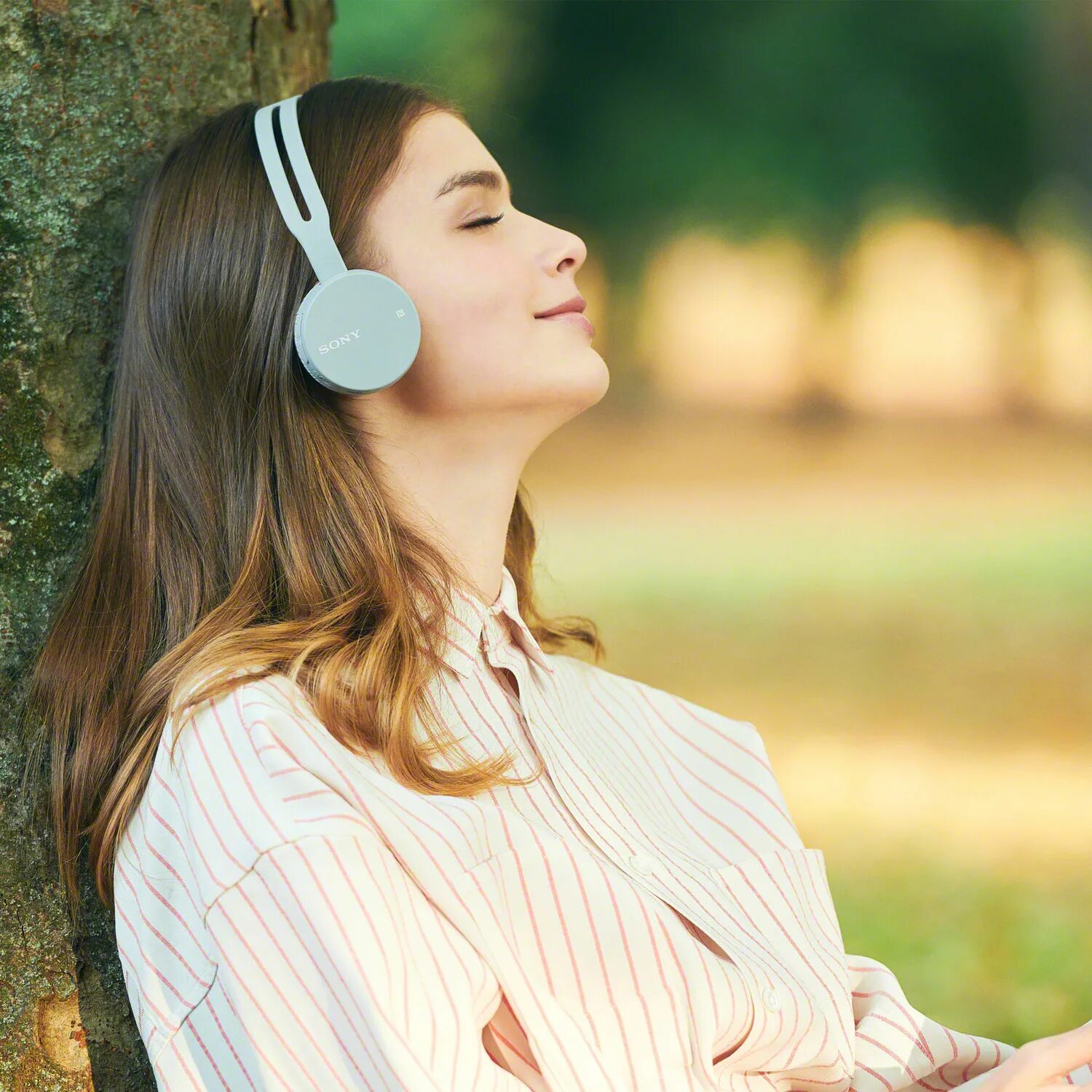 What music do you listen to. What music do you listen to. Подросток в наушниках. What music do you listen to. What music do you listen to.