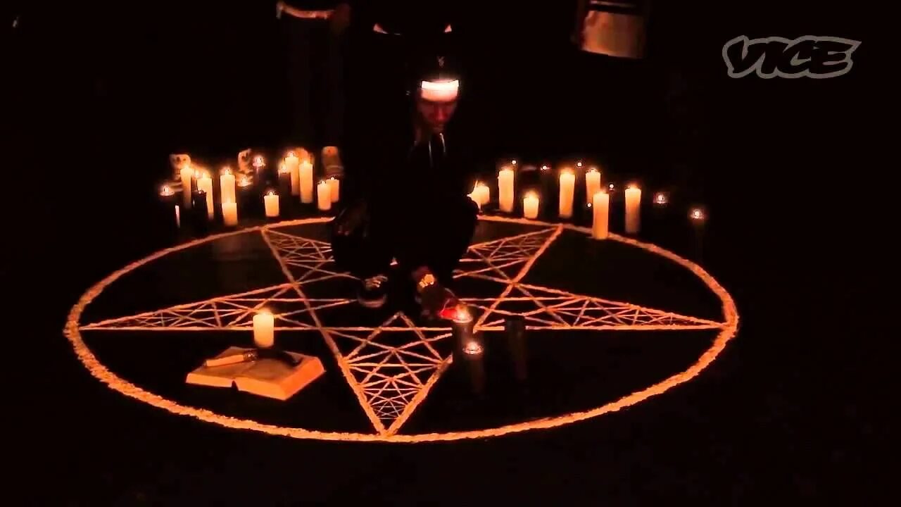 Screwed queen ritual. Пентаграмма со свечами. Пентаграмма на полу. Пентаграмма из свечей. Колдун пентаграммы.