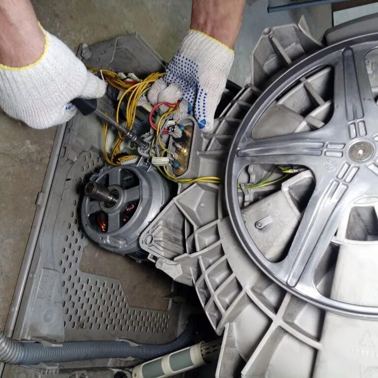 Щётки на электродвигатель стиральной машины lg wd. Замена двигателя стиральной машины. Мотор для стиральной машины lg wcj450y01. Приводной шкив эл. Замена щеток электродвигателя стиральной машины.