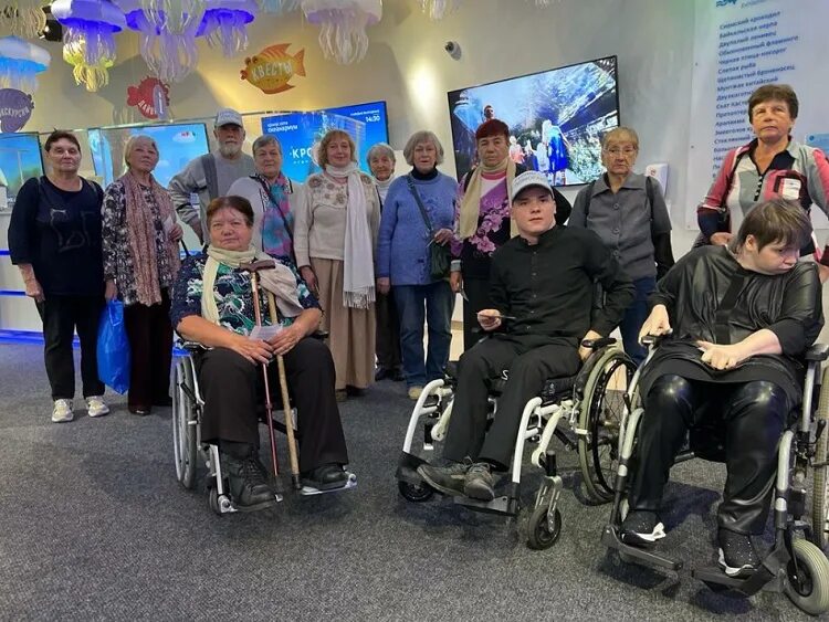 Инвалид колясочник. Чеховские волонтеры. Люди с ограниченными возможностями здоровья волонтеры. Волонтеры помогают людям с ОВЗ. Больничный инвалиду 2024 год