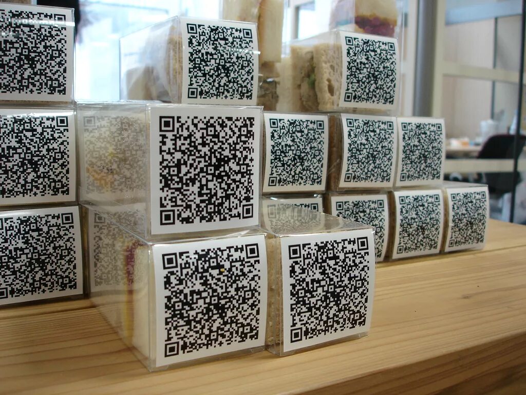 QR код. Много QR кодов. QR код на выставке. Выставка QR кодов. Qr код 2023