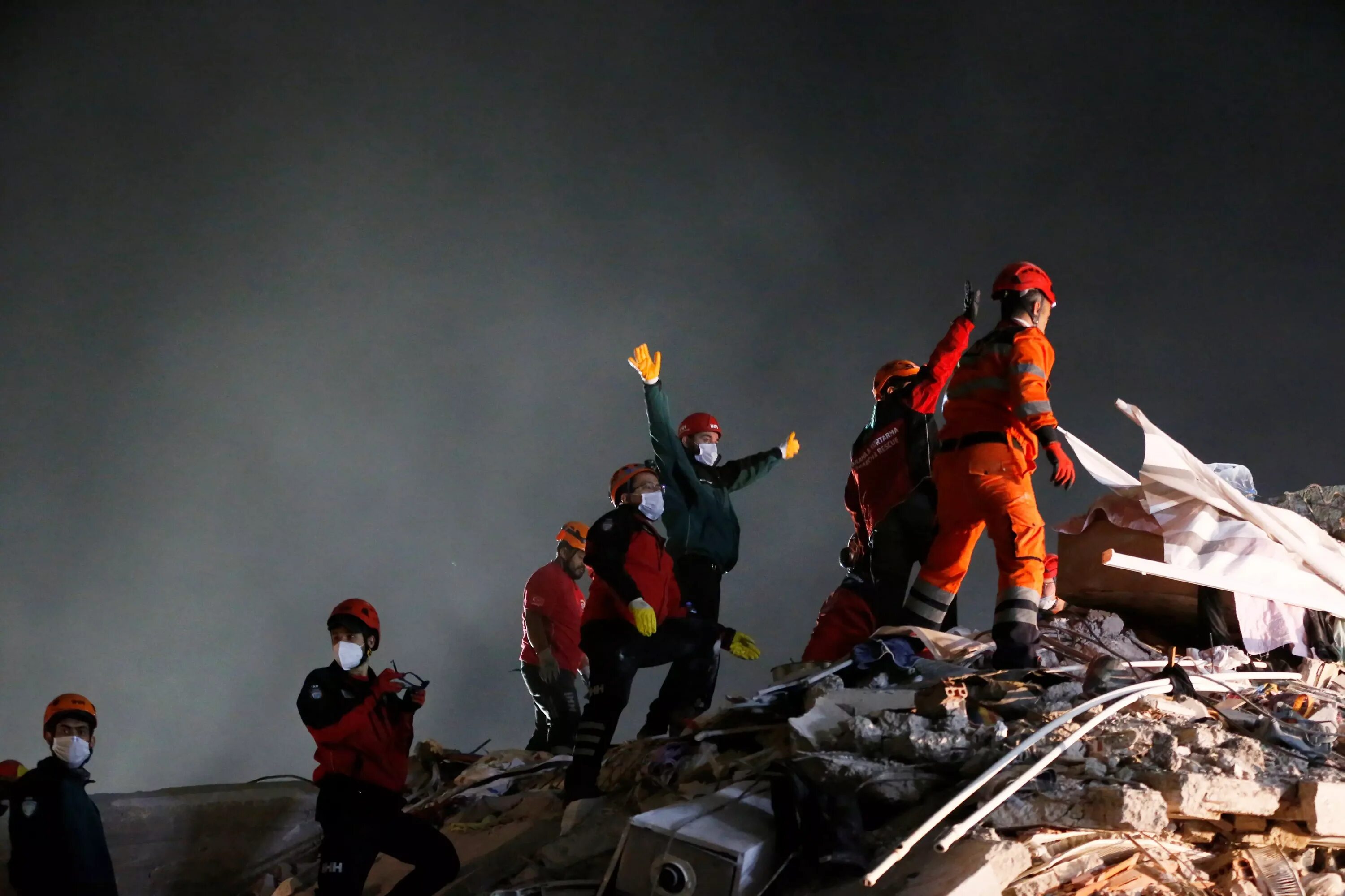 Землетрясение в турции спасатели. Мчс россии землетрясение. Спасатели землетрясение. Спасатели таджикистан. Спасатели землетрясение.