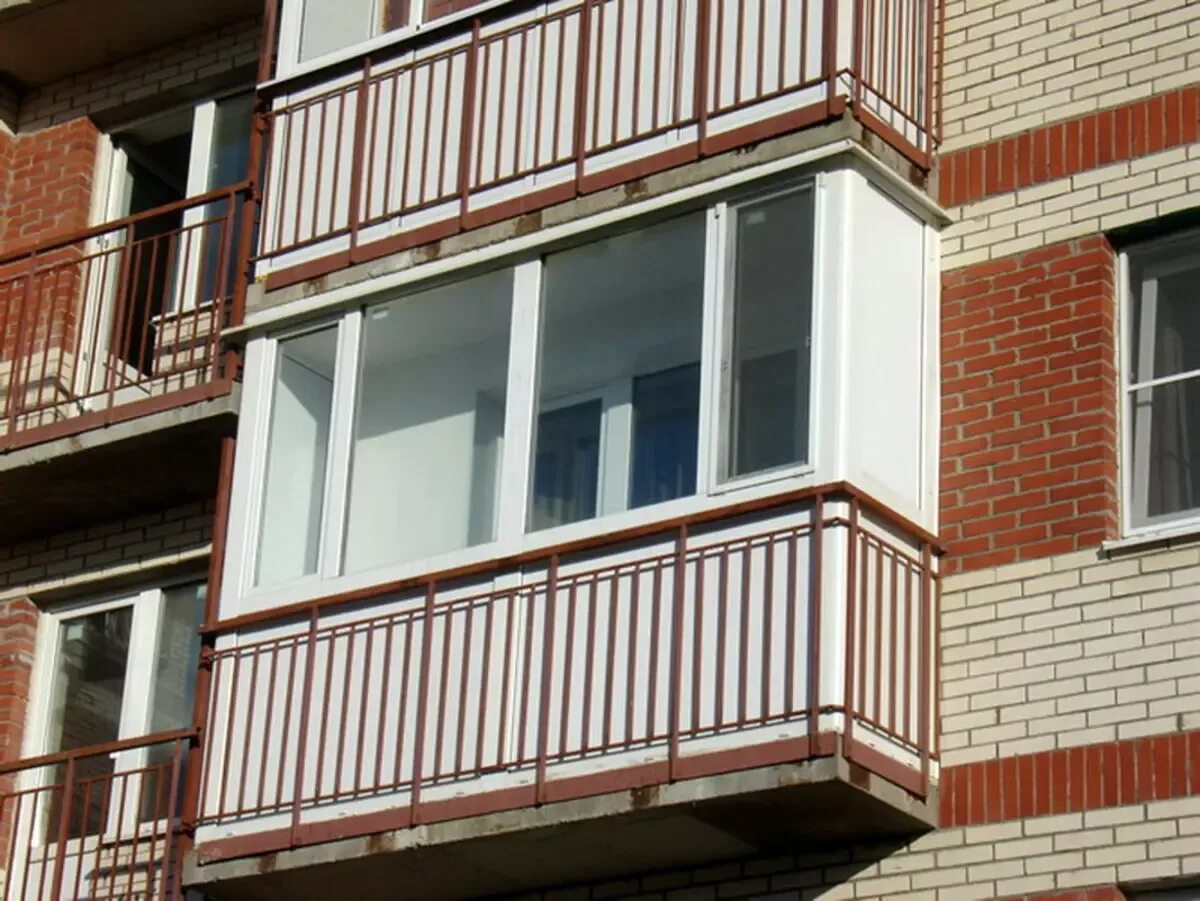 Остекление балконов ижевск. Пластиковый балкон. Балкон французский пластиковый. Остекление лоджии снаружи. Балкон в панельном доме.
