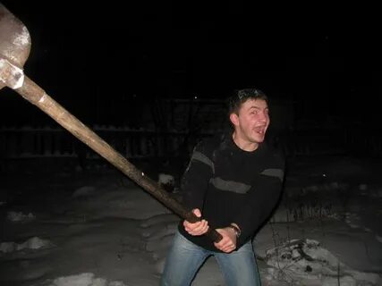 Мужика бьют кувалдой