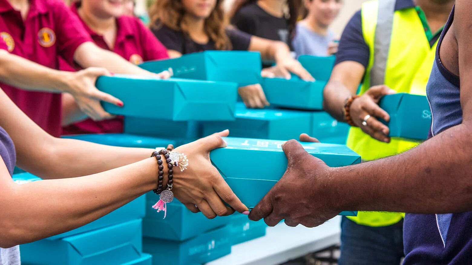 помогать нуждающимся. вещи для малоимущих семей. протяни руку помощи. окажу финансовую помощь нуждающимся. помощь нуждающимся.