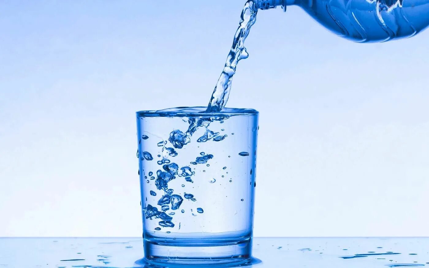 Чистая вода. Фиксированная вода. Чистая вода. Вода льется. Вода.