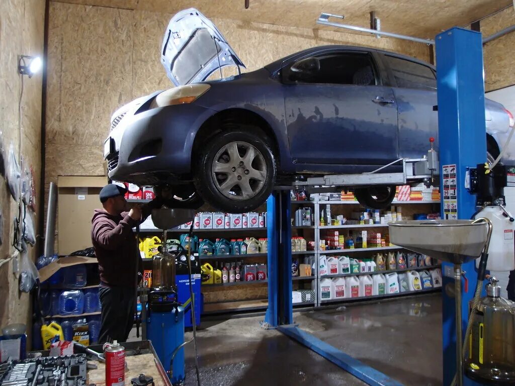 замена масла нижний. моторное масло. замена масла. замена масла нижний. автомобиль в автосервисе.