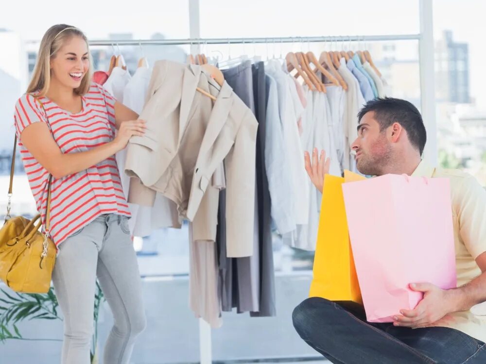 Шопоголизм зависимость. Девушка дарит подарок мужчине. Девушка и парень с покупками. Парни заказывают девушек. Люди с покупками.