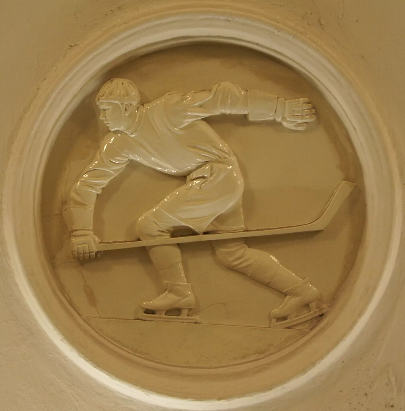 Метро динамо рельефы. Станция добрынинская барельефы. Барельеф сталин площадь восстания. Барельеф метро. Станция метро автово в санкт-петербурге барельеф сталина.