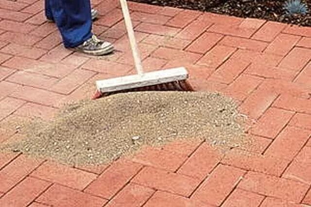 Цементная брусчатка. Чистка брусчатки. Как очистить тротуарную плитку от цемента. Брусчатка на цементе. Структура камня.