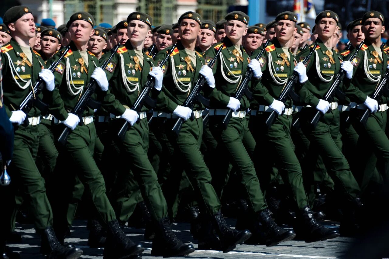 Строй вс рф. Парадная форма солдат армии РФ. Солдаты на параде. Солдат в парадной форме. Сухопутные войска форма.
