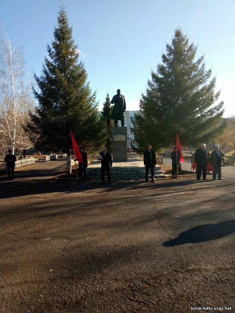 Погода курманаевке оренбургской области на 10 дней. Памятник Ленину Курманаевка. Курманаевка Оренбургская область. Курманаевка население. Курманаевка площадь.