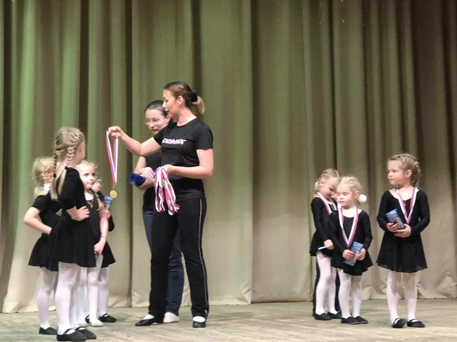 небесный тихоход спектакль таганрог. первый танцевальный,vol 16. 11. инсценировка песни первым делом самолеты. первым делом самолеты танец.