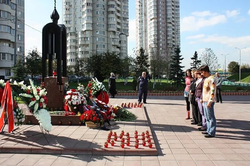Памятник на улице Гурьянова в Москве. Теракт 1999 года в Москве на улице Гурьянова. Москва улица Гурьянова 1999. Улица Гурьянова мемориал взрыв.