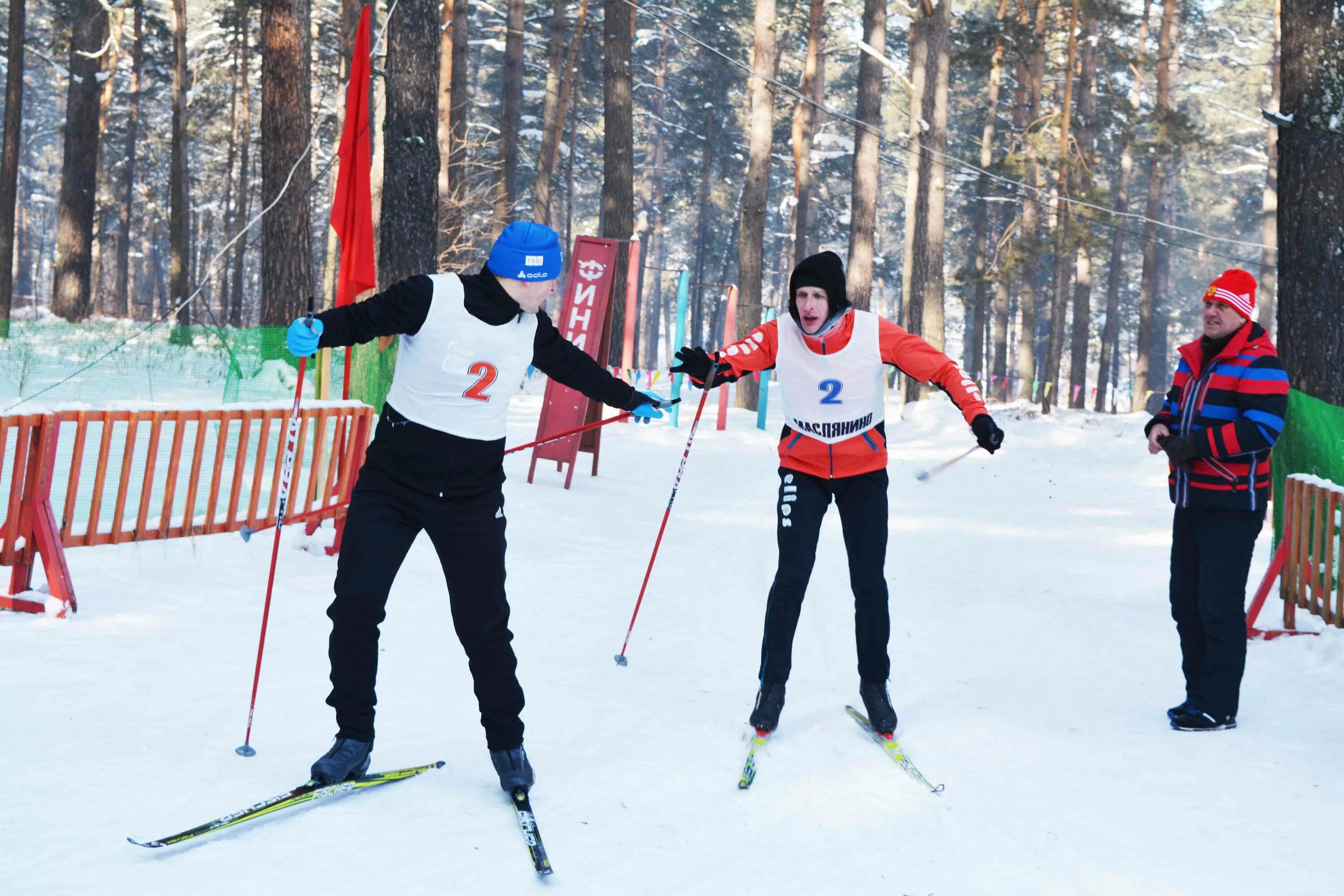 Спортивные школы лыжи. Лыжные гонки эстафета. Лыжные соревнования. Эстафеты на лыжах. Организация соревнований по лыжным гонкам.