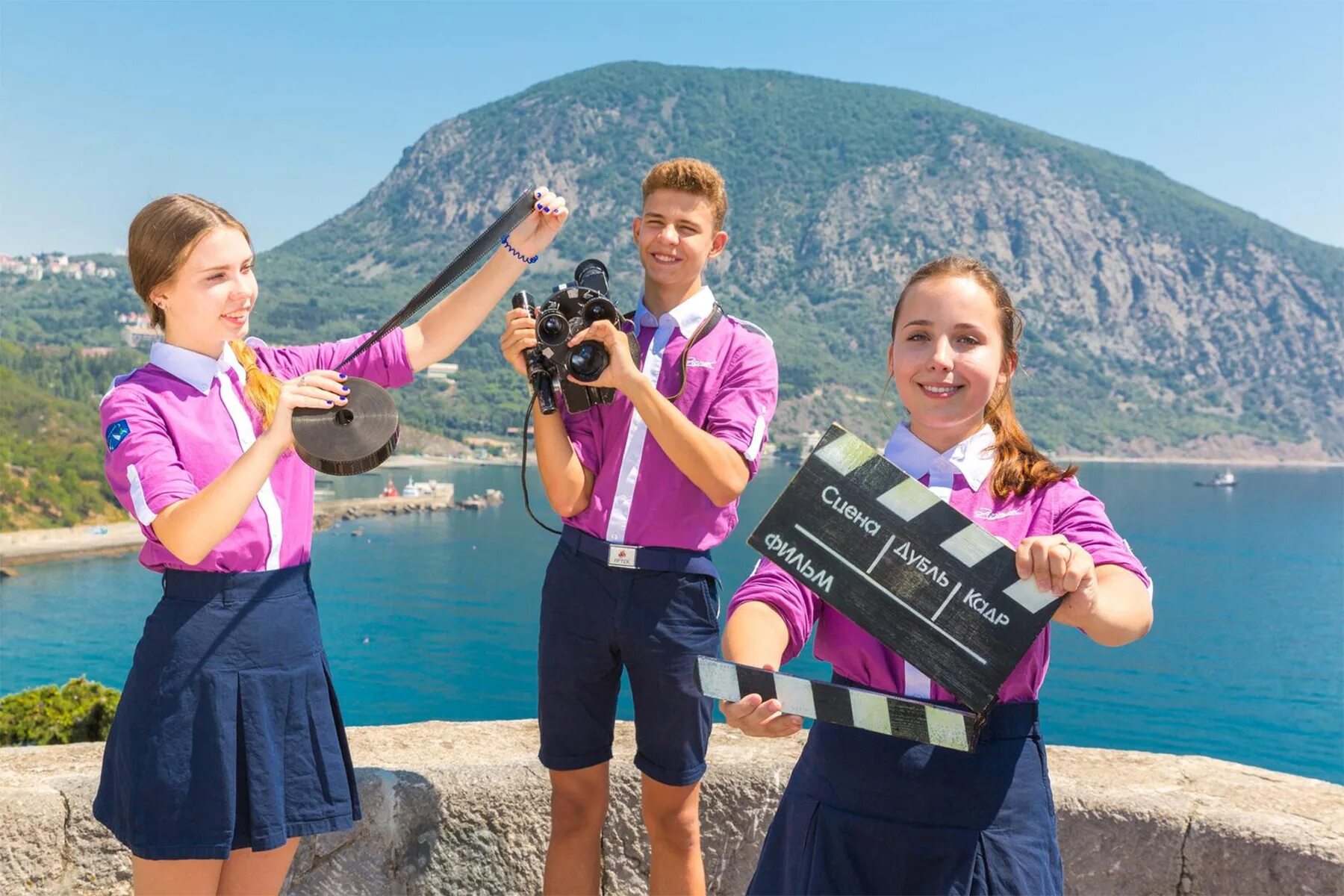 Детская новая волна 2022 артек. Хрустальный лагерь артек. Артек крым 2019. Форма артека 2022. Артек в новый век программа.