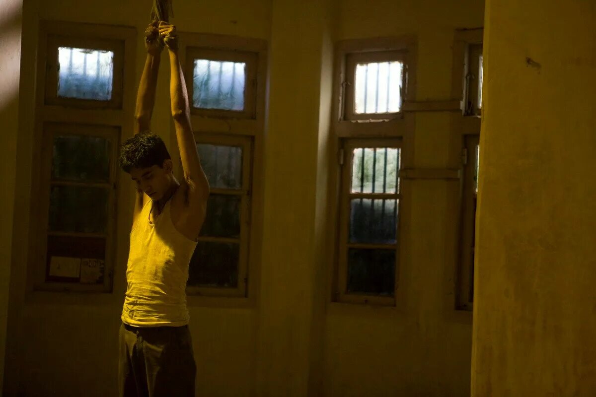 триллионер из трущоб 3. миллионер из трущоб. дев патель миллионер из трущоб кадры. миллионер из трущоб 2008 кадры. дев патель миллионер из трущоб.