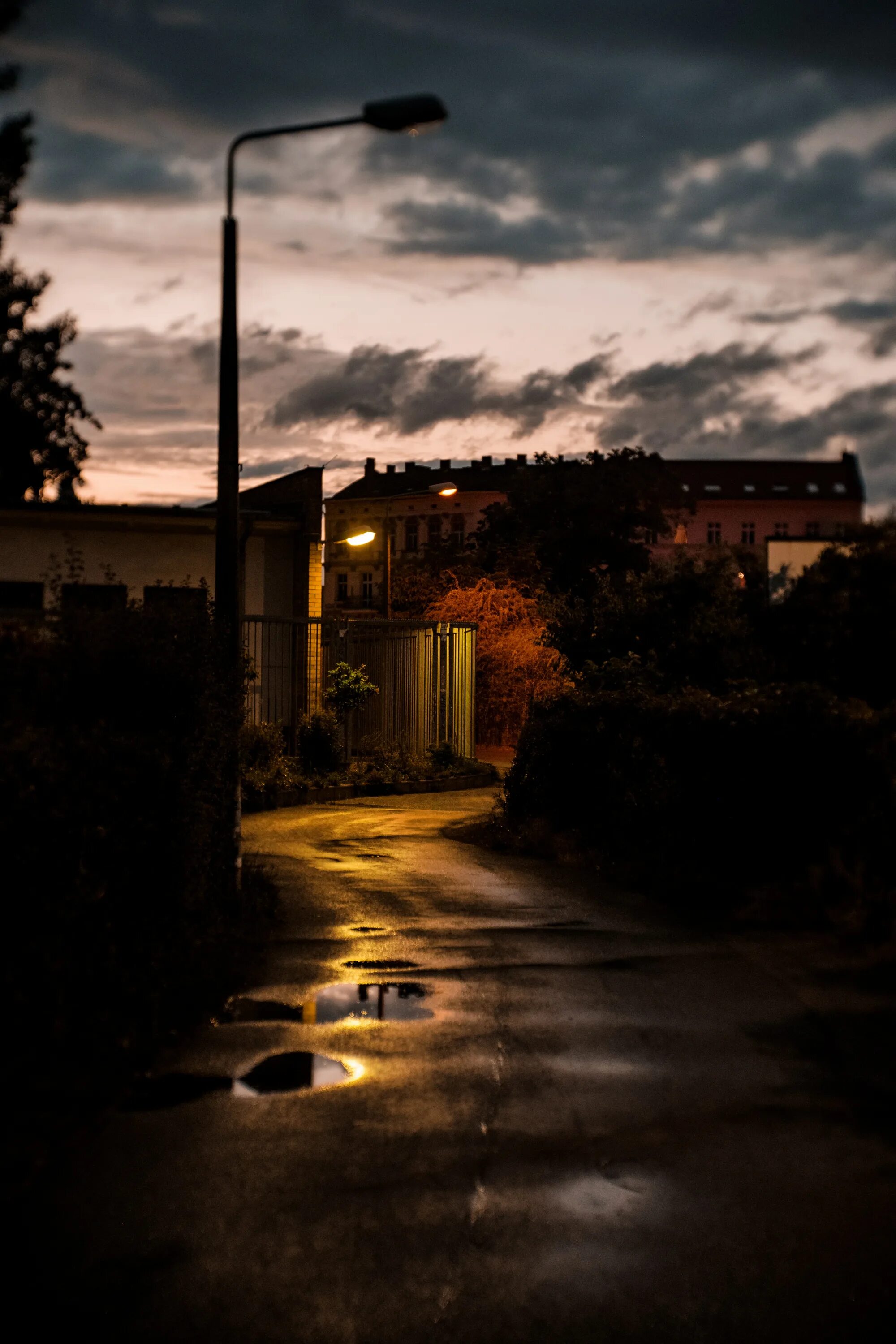 Ночная улица. Темно на улице. Дорога с фонарями ночью. Темная улица. Фото на улице на телефон