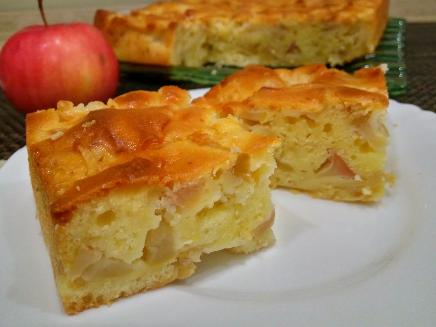Рецепт самого вкусного пирога. Лионский яблочный пирог. Пирог с яблоками в духовке. Пирок с яблоками на кифире. Пирог с яблоками на кефире.
