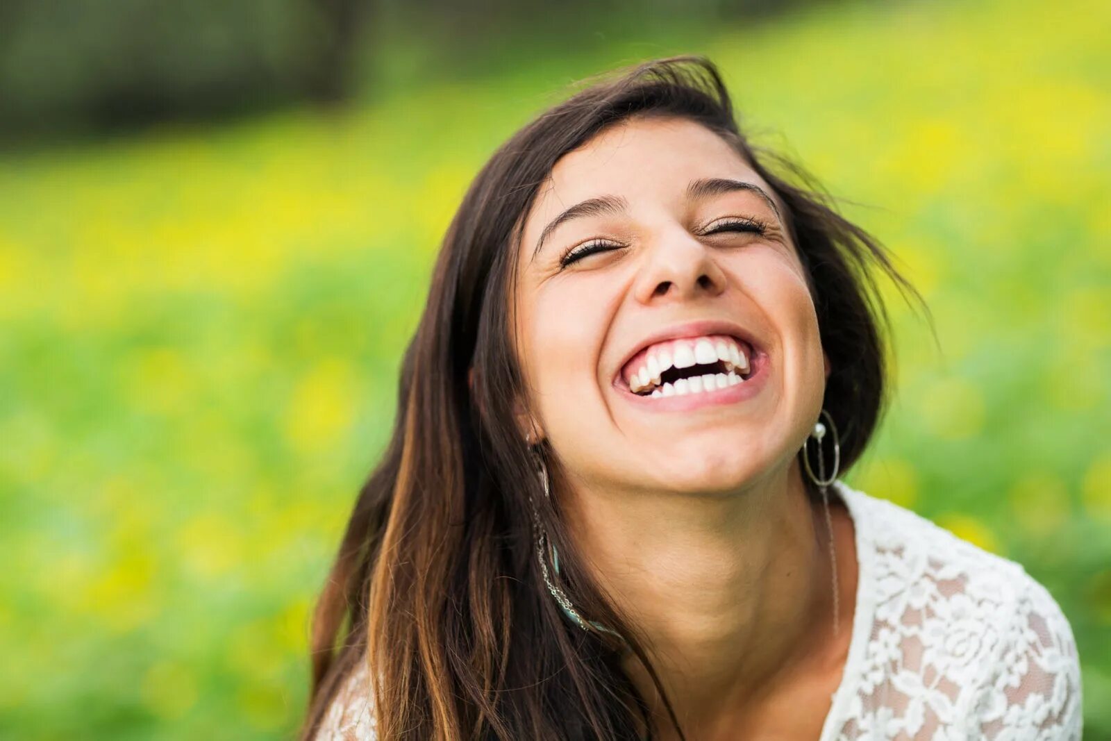 Smiling b. Женщина смеется. Девушка смеется. Радостное лицо. Радостные эмоции.