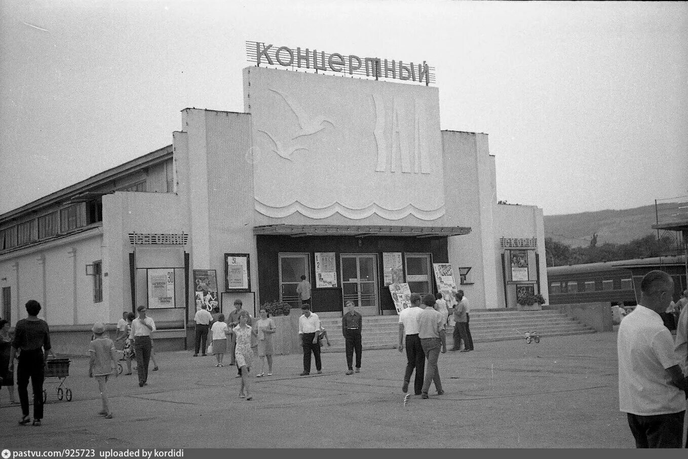 Феодосия концертный зал. Концертный зал феодосия. Дом офицеров феодосия. Концертный зал феодосия. Концертный зал звездный феодосия вместимость.