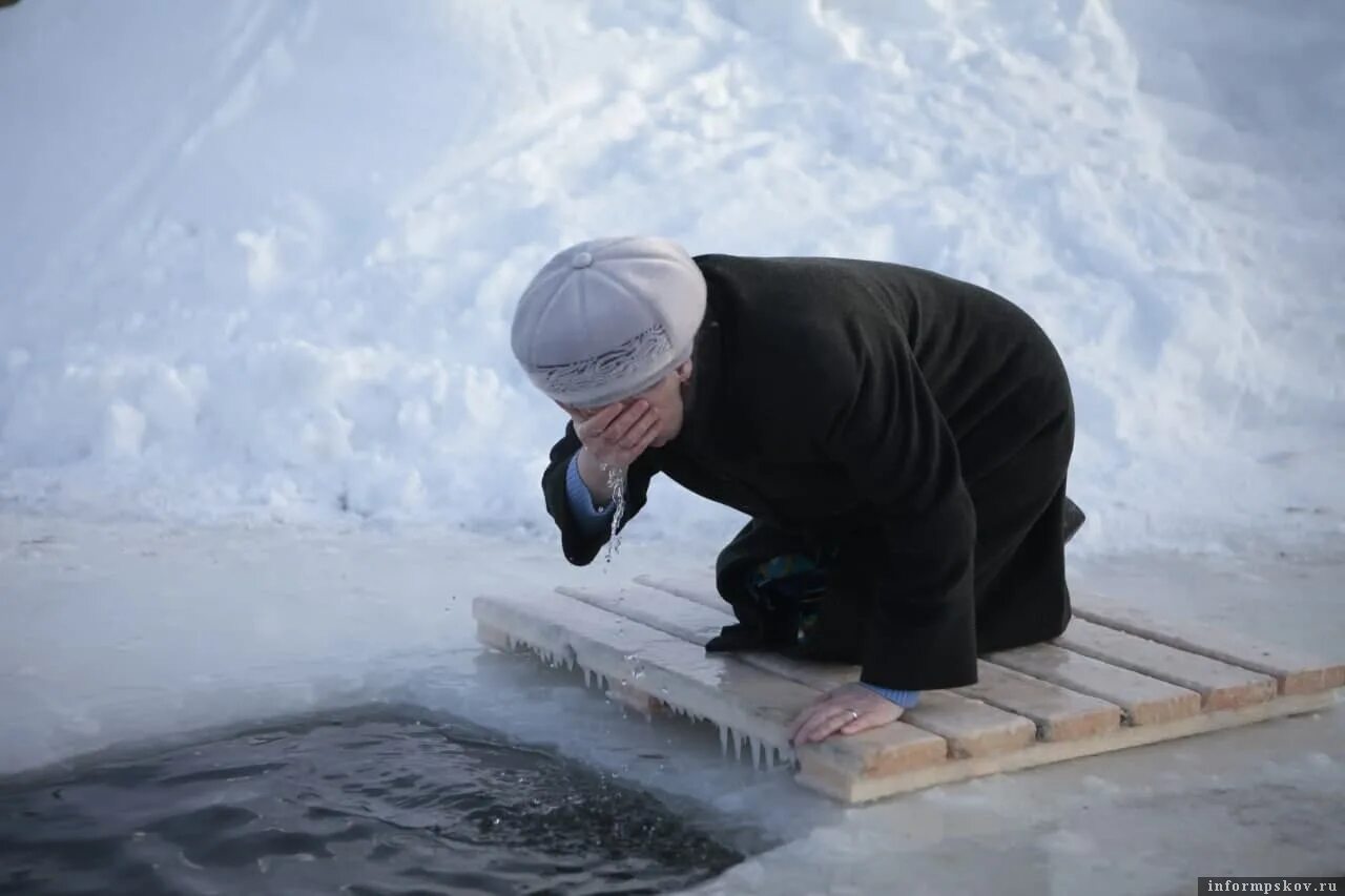 Святая вода не портится. Святые купели Псковской области. Крещение 19 января вода набирать. Чудское озеро купели. Эко купель Псков.