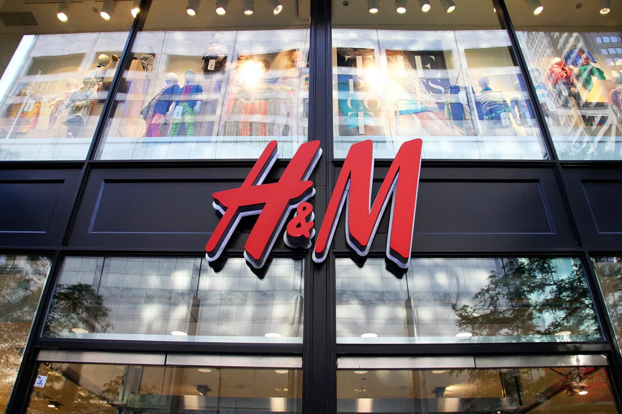 H&m германия. Бренд h m. Логотип магазина одежды h&m. H m логотип. Эйч энд эм хеннес энд мауриц.