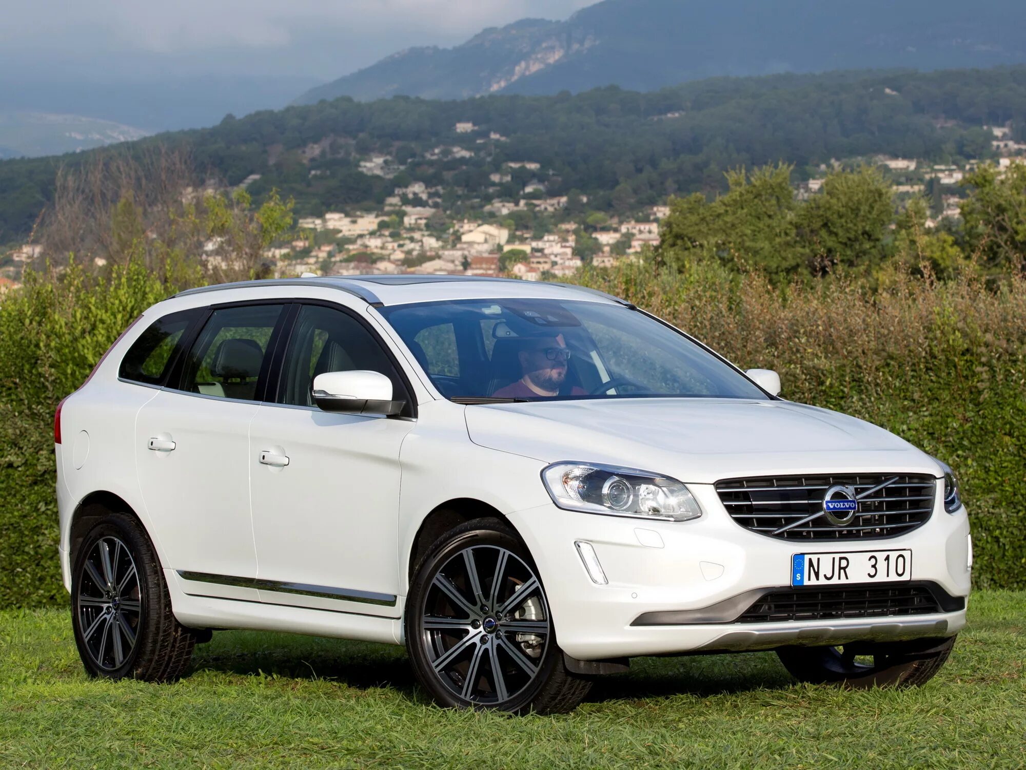 Xc60 рестайлинг. Volvo xc60. вольво xc60 белая. volvo xc60 2. volvo xc60 1 поколение.