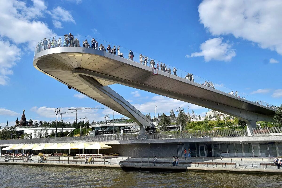 Парк Зарядье мост. Москва парящий мост Зарядье. Парк Зарядье мост над рекой. Парк Зарядье в Москве мост стеклянный. Навесной мост в москве