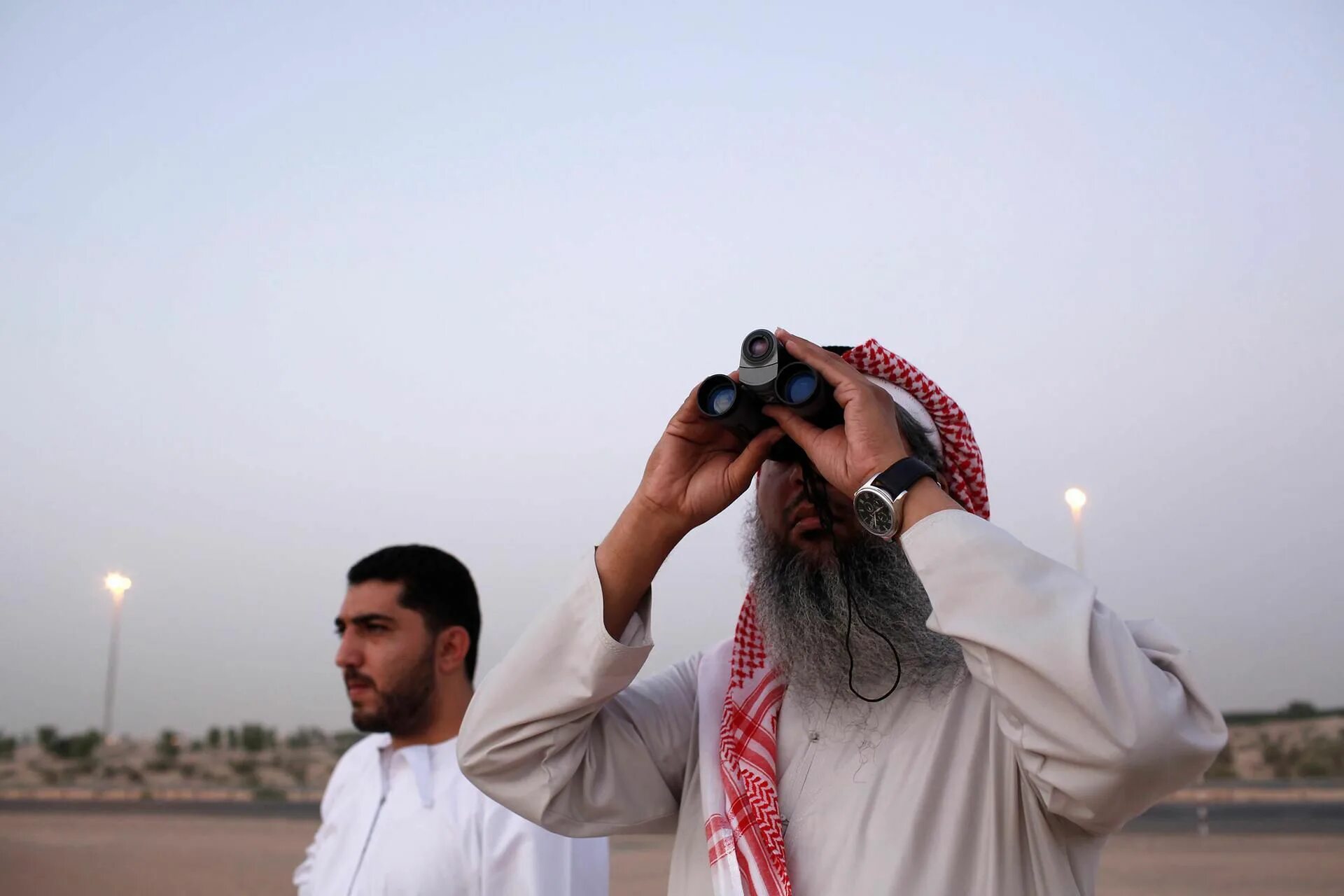 Исламская служба в ОАЭ. Мусульманские фото. Наблюдение за луной в Саудовской Аравии.