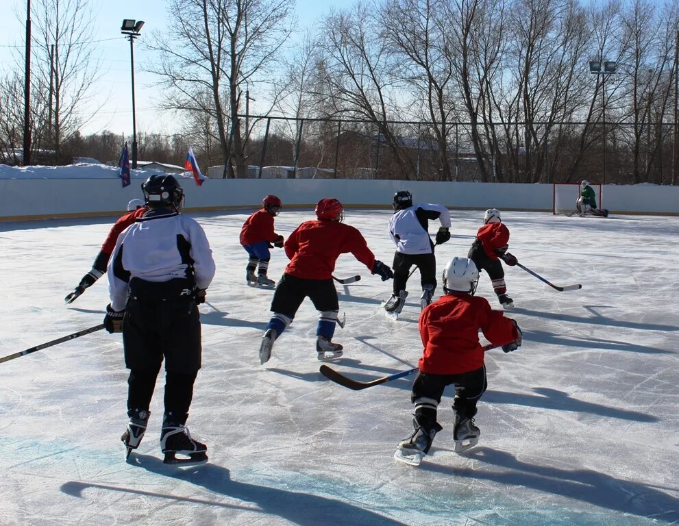 Спортивная игра на ледяной площадке. Хоккейный корт Южный. Катки во дворах Тюмень. Зимние забавы на кортах ледовых. Каток Вагай.