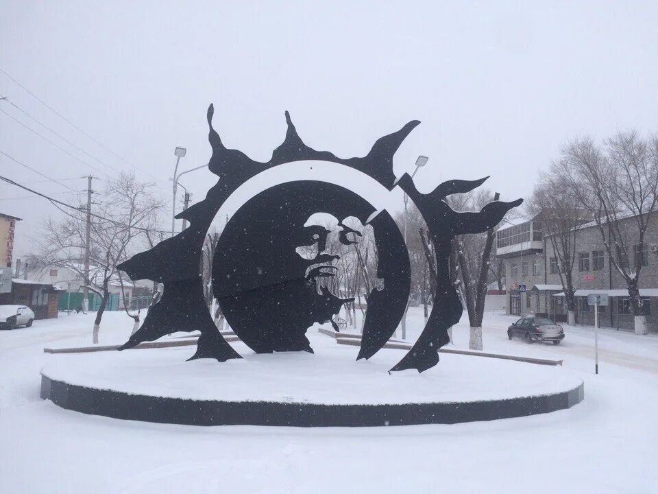 Караганда цой. Памятник цою в караганде. памятник цою караганда зимой. аллея цоя в караганде. алматы памятник цою зима.