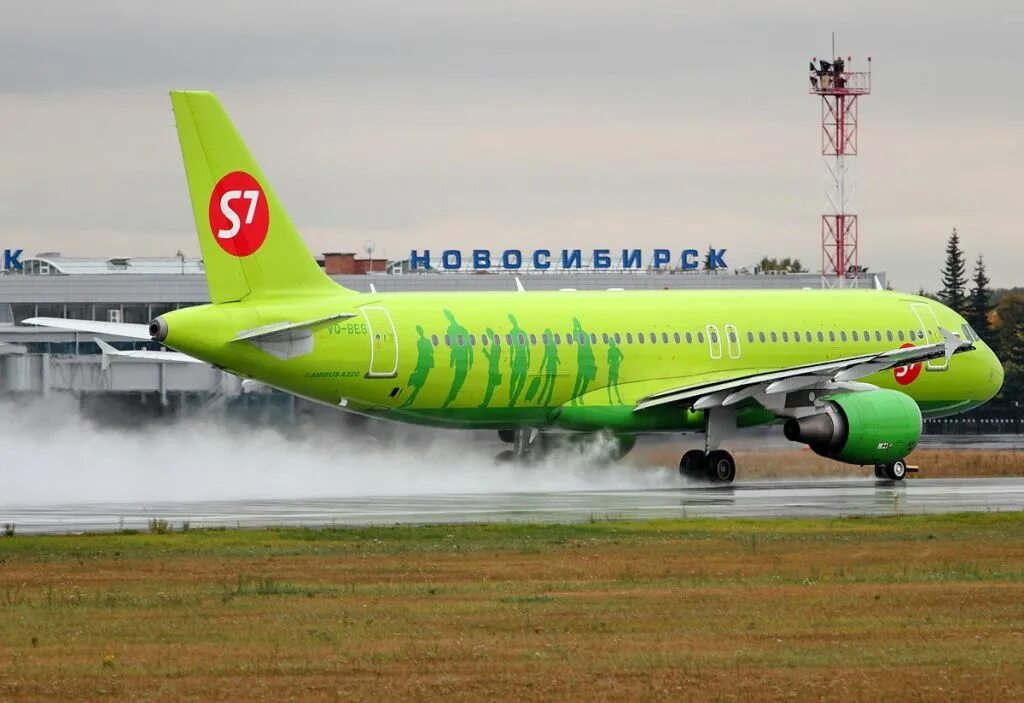 Зе севен. Самолеты с7 авиакомпания. S7 Airlines Новосибирск. Аирлинес s7. Самолет с7 в Новосибирске.