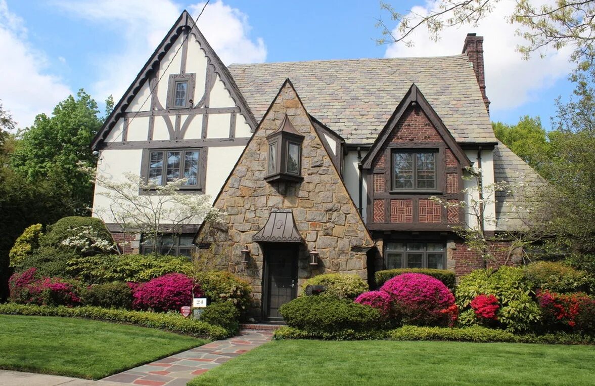 Английский дом картинки. Стиль тюдор (tudor revival cottage). тюдоровский стиль домов в англии. особняк тюдоров в англии. тюдоровский сад англия.