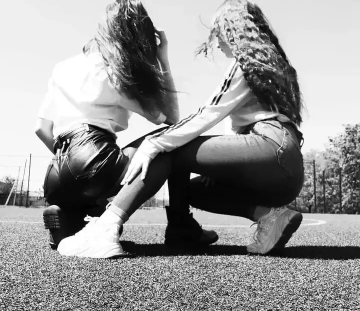 Две подруги унижают подругу. Две девушки секретничают. Две подруги унижают подругу. Дружба девочки подростки. Подружки.