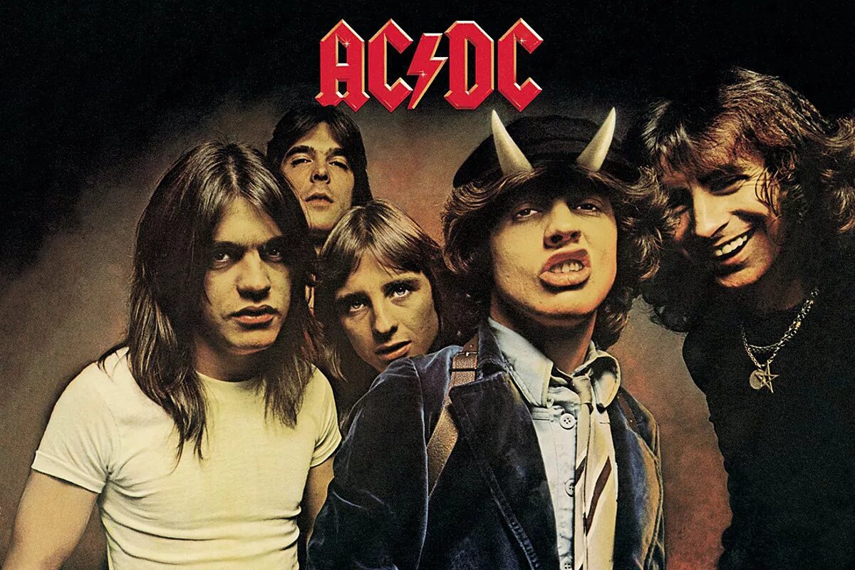 Солист группы ИСИ ДИСИ. Рок группа АС ДС. Группа AC/DC молодые. AC DC 1979. Песня группы k