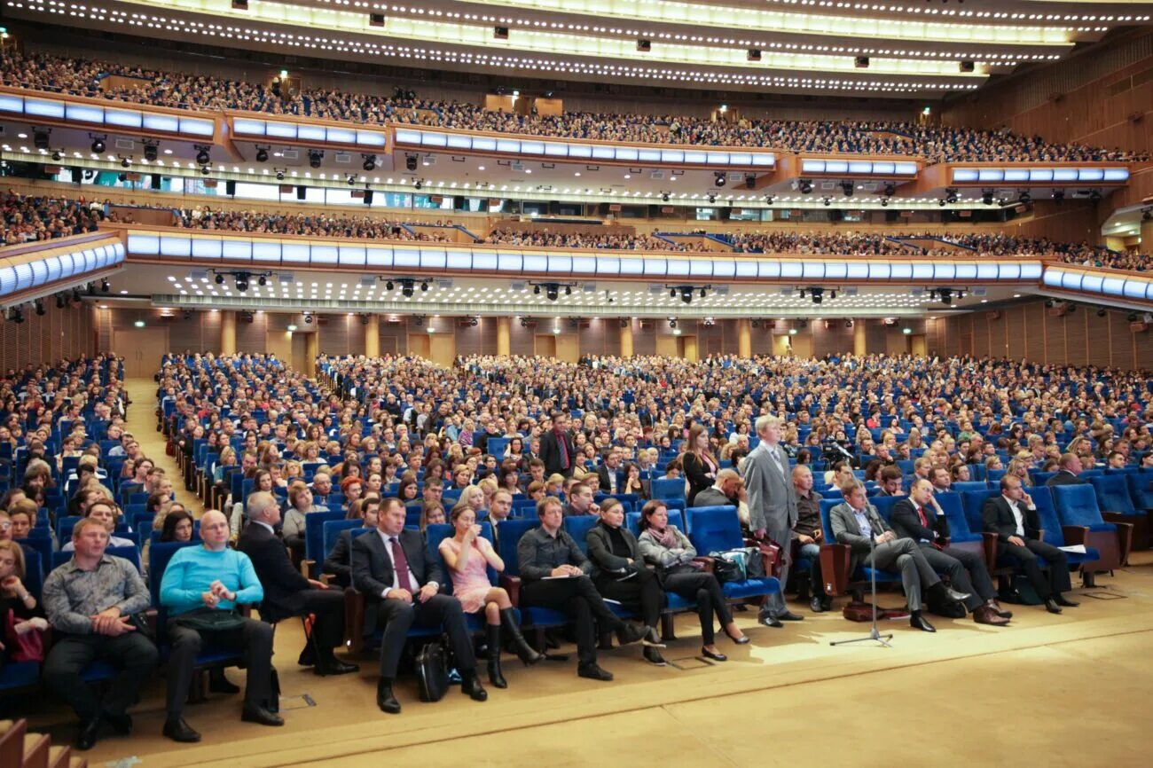 Кремлёвский дворец концертный зал. Государственный Кремлевский дворец зал. Государственный Кремлёвский дворец амфитеатр. Москва государственный Кремлевский дворец большой зал.