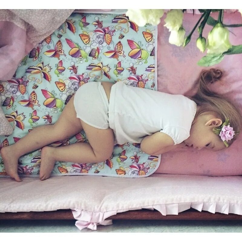 дети спят девочки. кровать для детей. спящие детки. спящие маленькие дочки. фотосессия с новорожденным.