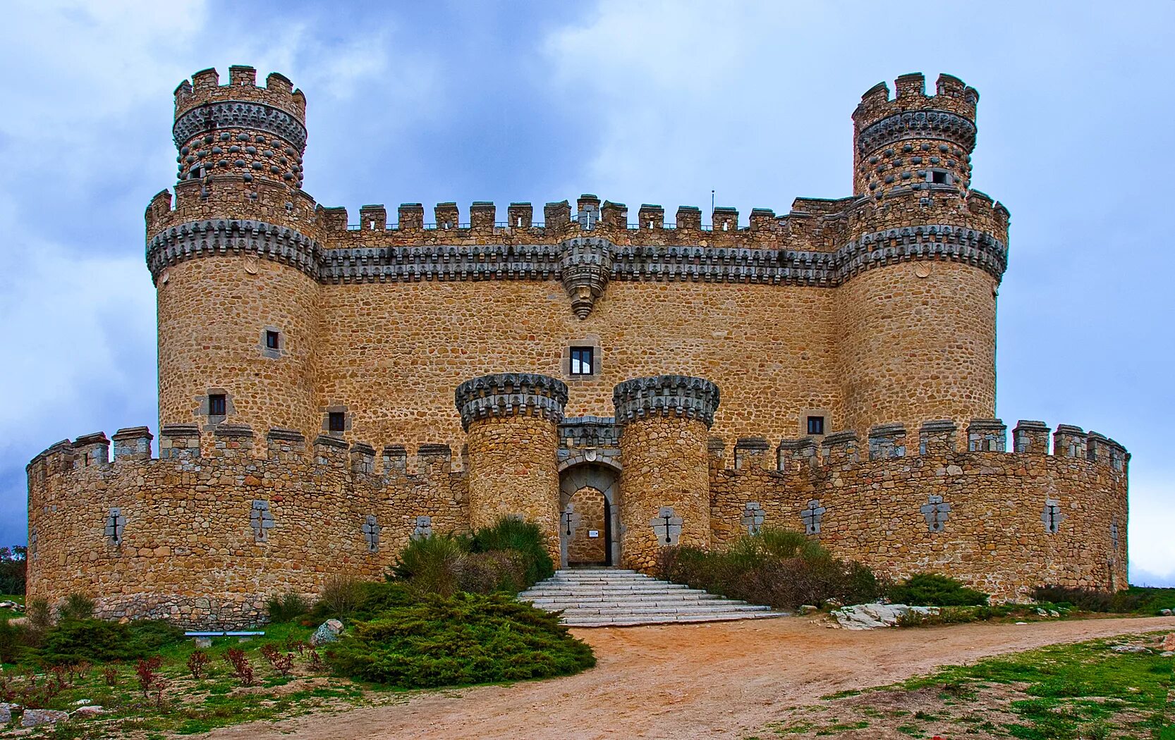 Замок Мансанарес-Эль-Реал замки Испании. Замок Мансанарес Мадрид. Замок Мендоса Испания. Замок Барсьенсе, Испания. Самая крупная крепость из сохранившихся и действующих