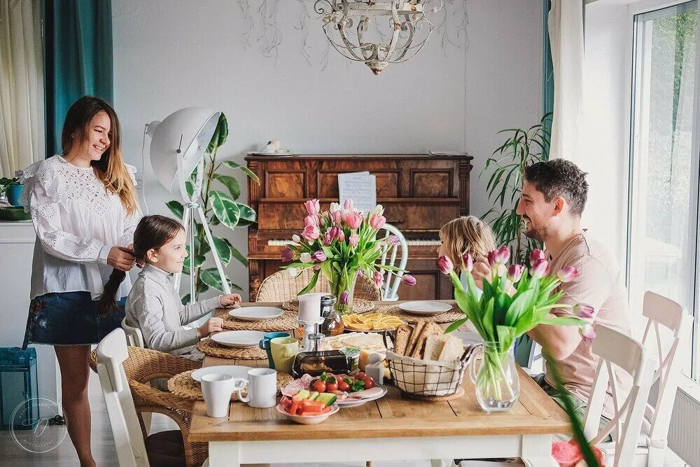 Счастливая семья в квартире. Квартира русской семье. Семья в интерьере. Сериал стс воронины. Квартира русской семье.