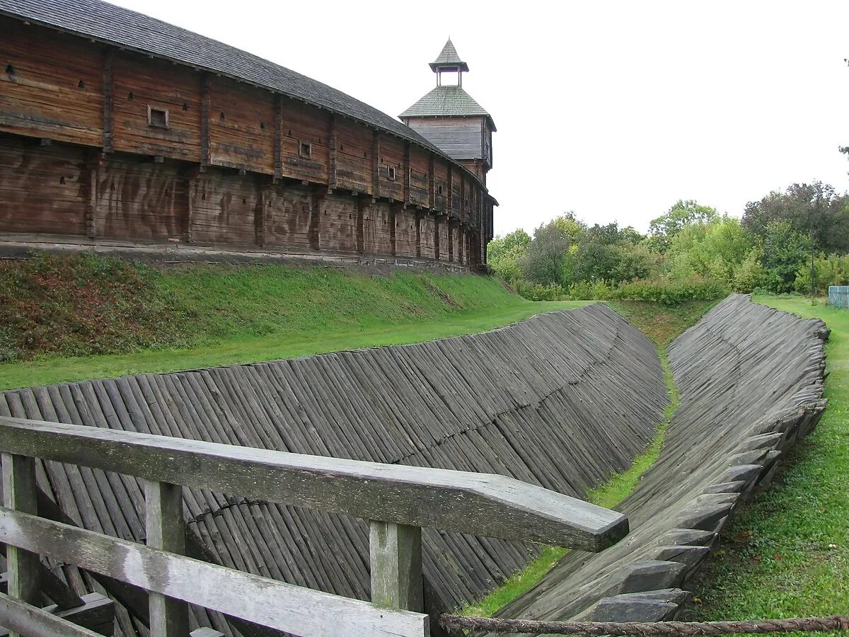 Каменные водопропускные трубы под железной дорогой. Рва ый. Рва ый. Канава большая. Рва ый.