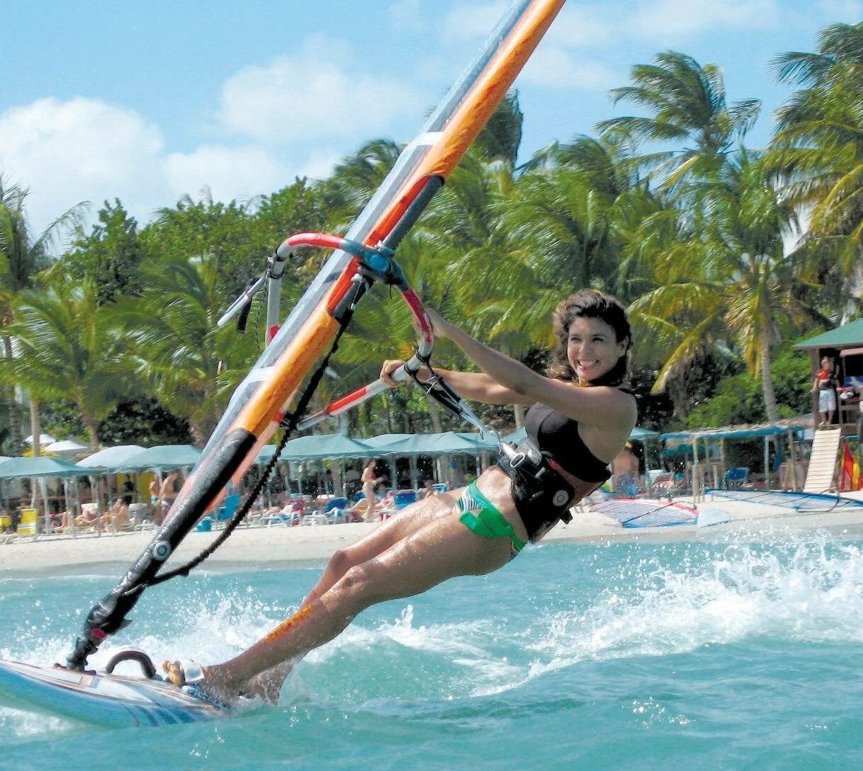 Водный спорт. Девушка на виндсерфинг. Windsurfing вид спорта. Водные лыжи вид спорта. Do water sport