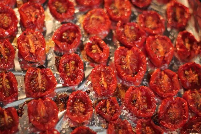 Вяленые томаты рецепт в духовке самый простой. Вяленые помидоры в духовке. Вяленые томаты в духовке. Вялить томаты в духовке. Вяленые помидоры на зиму.