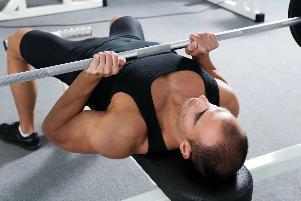 Жим узким хватом техника выполнения. Close Grip Barbell Bench. Жим штанги лежа узким хватом. Жим лежа на трицепс. Жим лёжа узким хватом техника.
