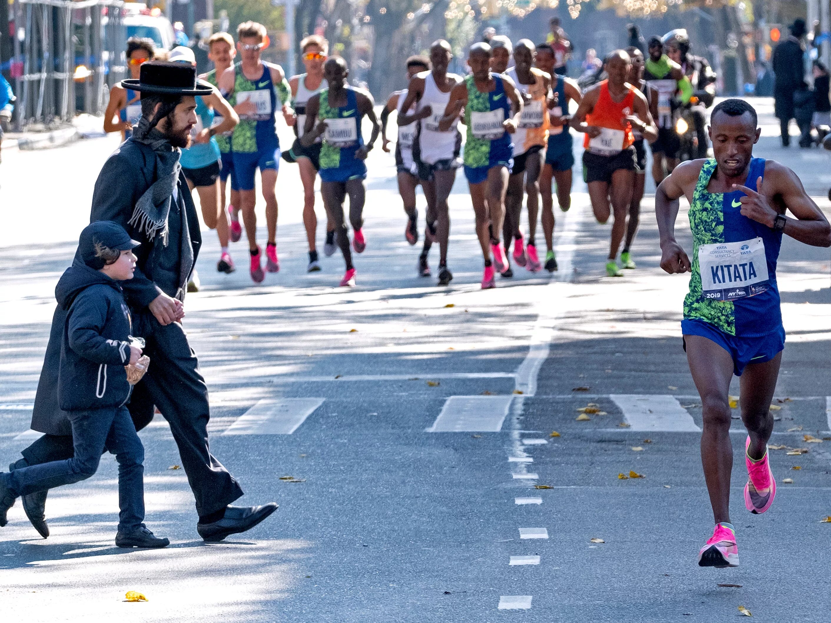 Марафон обезумевших людей. Nike Marathon. Марафон бег. Марафонец. Марафонец бег.