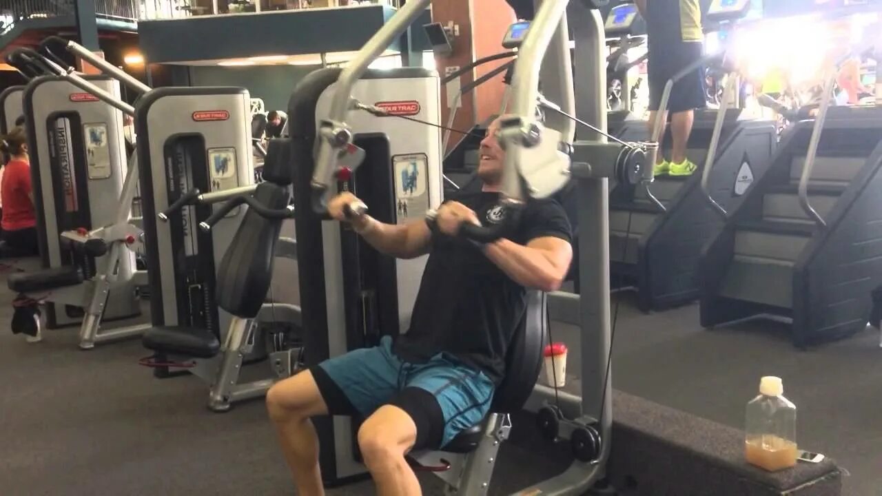 Фантом пресс сайт. Chest press machine упражнение. салон пресс. пресс florapower. первая пресс машина.
