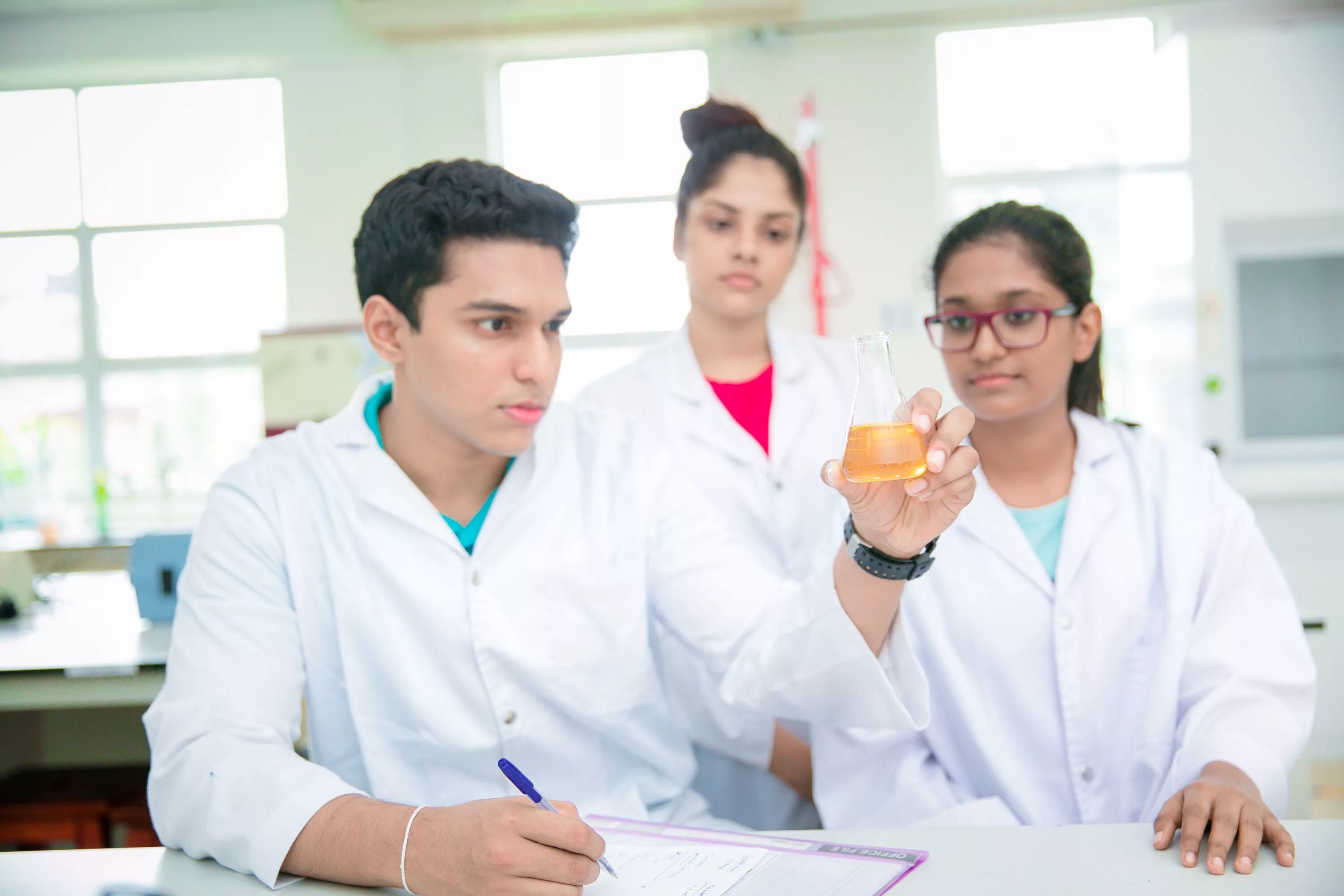 Лаборатория биологии. Биолог мем. Диплом, красный. Student bachelor. Диплом бакалавра биологии.