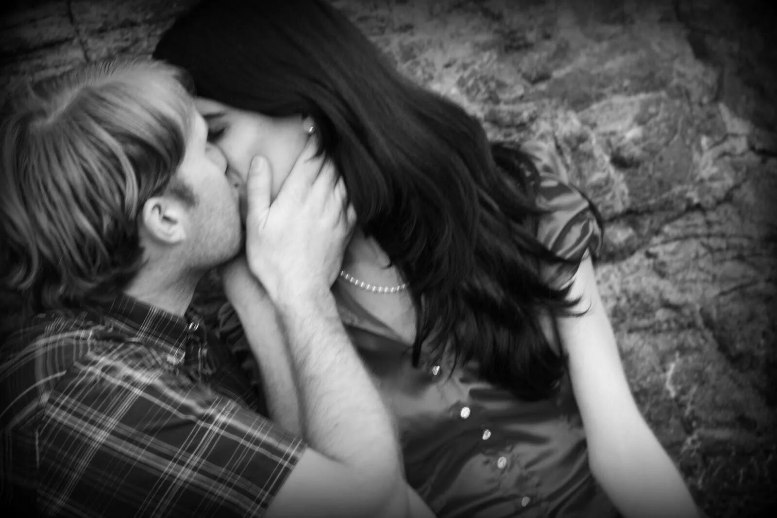 Парень целует красивую девушку. Красивый поцелуй. Поцелуй влюбленных. Поцелуй парня и девушки. Картинки влюбленных.