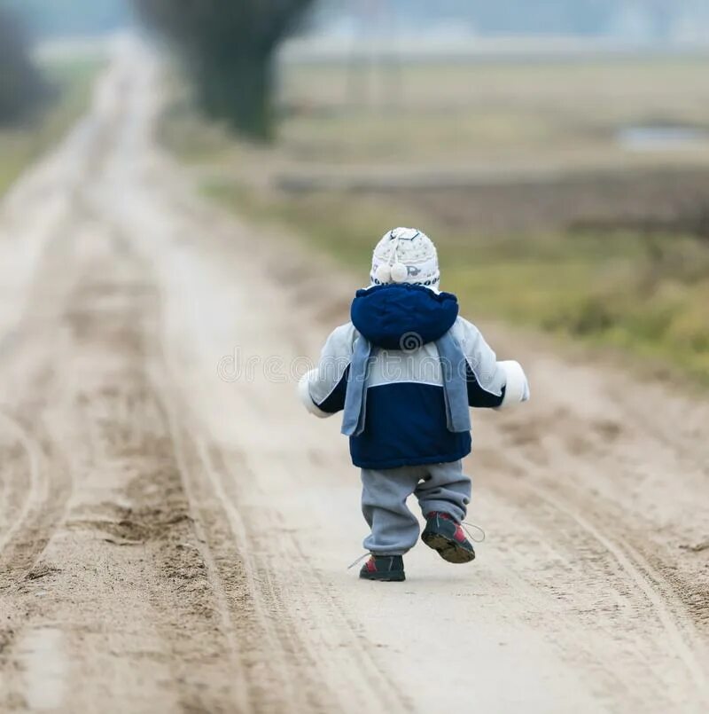 Я шел по проселочной дороге впр 6. Ребенок на проселочной дороге. Ребенок песок дорога. Дети идут по сельской дороге. Малыш идет по дороге.